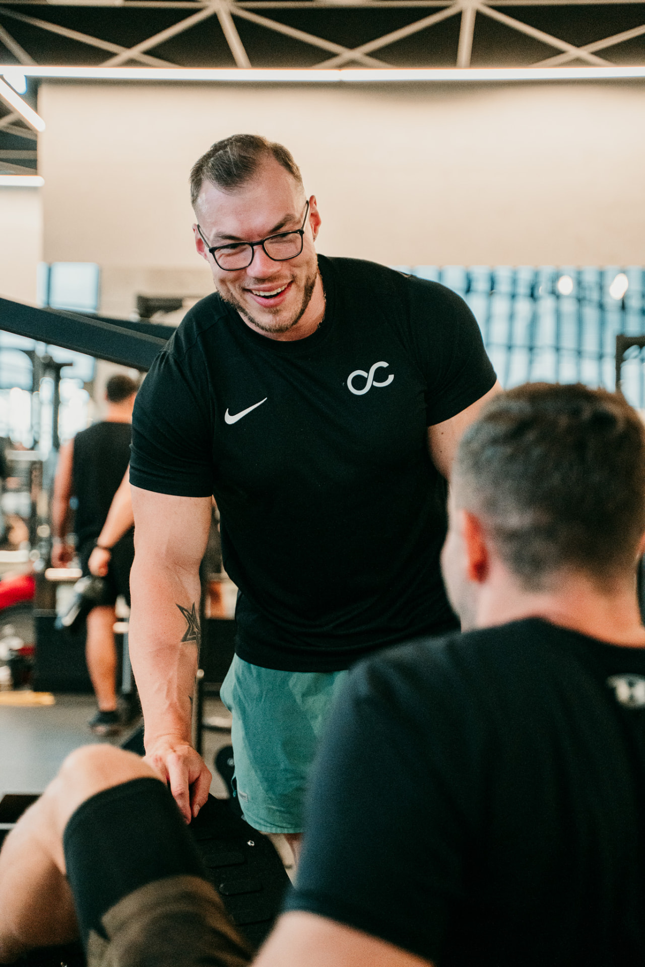 Calle Lundqvist coachar en klient på gymmet